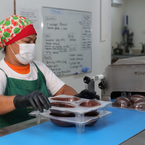 Páscoa impulsiona produção de chocolates da agricultura familiar no sul da Bahia