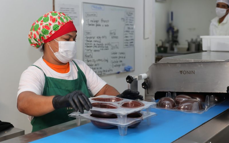 Páscoa impulsiona produção de chocolates da agricultura familiar no sul da Bahia