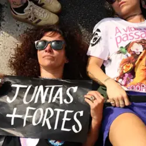 Homicídios de mulheres diminuem no Brasil; feminicídios ficam estáveis