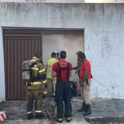 Homem incendeia casa em Campina Grande tentando matar a mãe, diz polícia