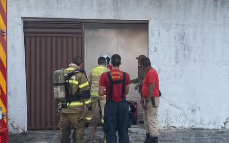 Homem incendeia casa em Campina Grande tentando matar a mãe, diz polícia