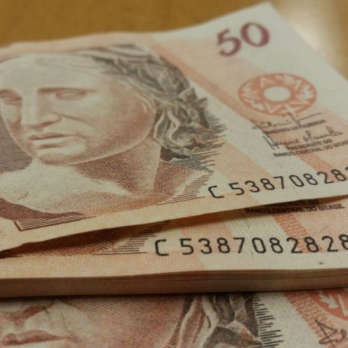 Serasa: 55% devem gastar até R$ 4 mil com despesas de início de ano