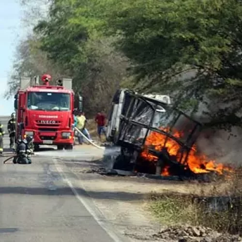 Caminhão com carga de cobre pega fogo na BR-116 entre Euclides da Cunha e Tucano; chamas atingem vegetação