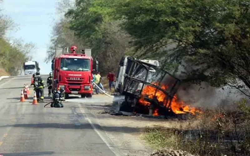 Caminhão com carga de cobre pega fogo na BR-116 entre Euclides da Cunha e Tucano; chamas atingem vegetação