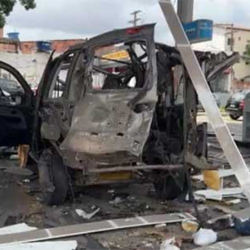 Carro fica destruído após explosão durante abastecimento de GNV na Região Metropolitana de Salvador