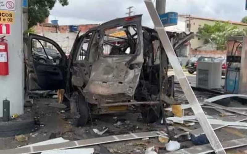 Carro fica destruído após explosão durante abastecimento de GNV na Região Metropolitana de Salvador