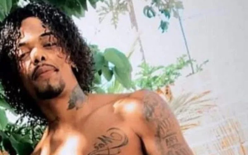Jovem levanta na madrugada para verificar barulho nos fundos da casa e é morto a tiros