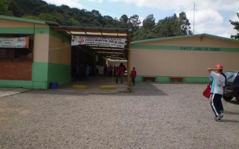 Professora é atacada por alunos com mais de sete facadas: ‘está inconformada’