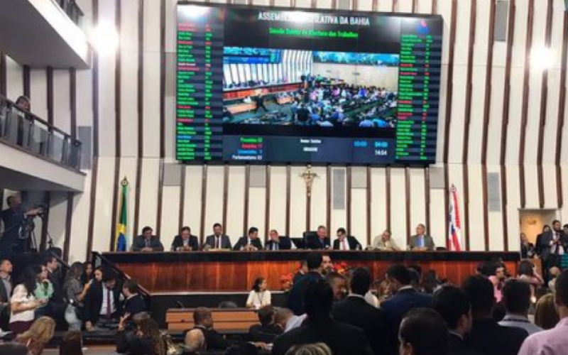 Ex-prefeito de cidade baiana emplaca esposa como assessora na Assembleia Legislativa