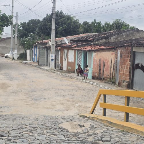 De olho:Buraco na rua do depósito prejudicando o tráfego de veículos