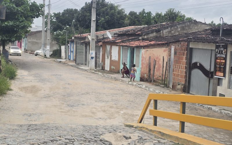 De olho:Buraco na rua do depósito prejudicando o tráfego de veículos