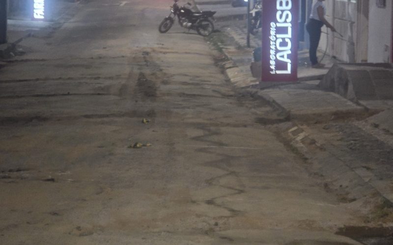 Embasa destrói asfalto da rua Duque de Caxias