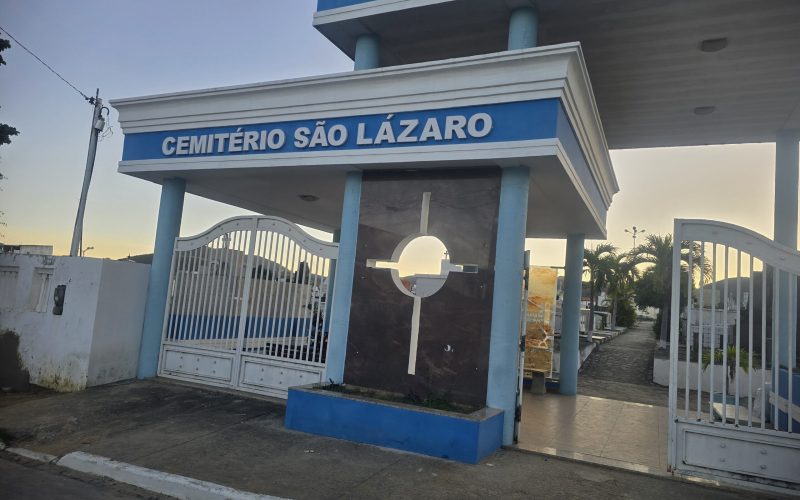 Túmulo do ex Prefeito Paulo Machado abandonado