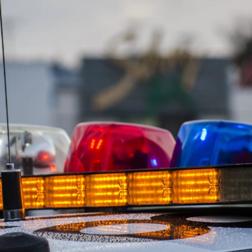 Homem acha corpo dentro de seu carro após estacionar em rua