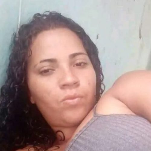 Mulher é morta a tiros dentro de casa em Queimadas; companheiro é suspeito