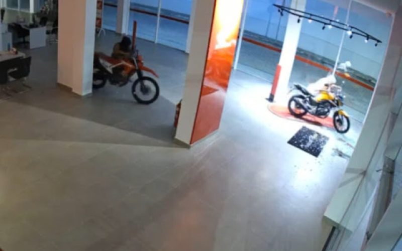 Criminosos invadem loja de motos em Capim Grosso (BA) e furtam duas motocicletas 0 km