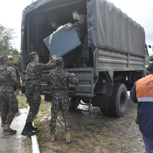 Exército distribui alimentos e resgata moradores de áreas alagadas no RS