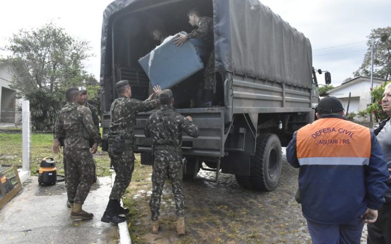 Exército distribui alimentos e resgata moradores de áreas alagadas no RS