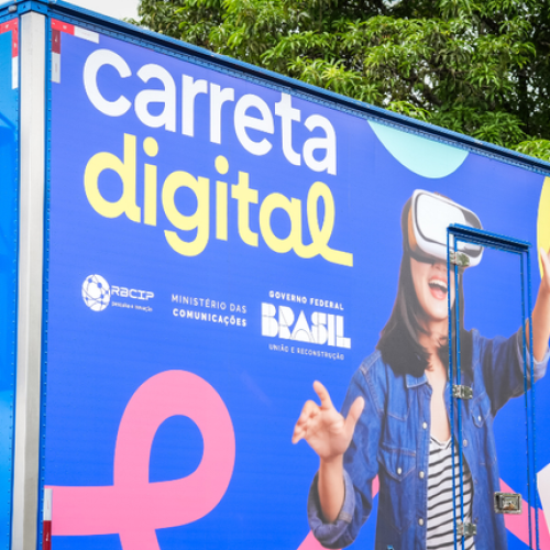 Mais de 6 mil estudantes já foram capacitados com a Carreta Digital do MCom