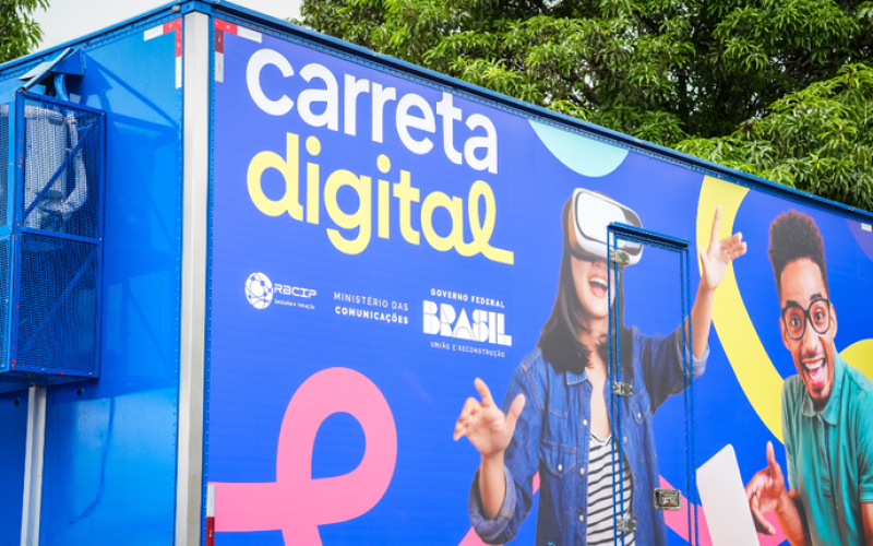 Mais de 6 mil estudantes já foram capacitados com a Carreta Digital do MCom