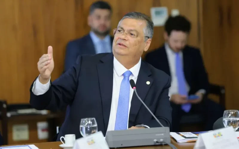 Dino manda retirar de circulação livros com homofobia e misoginia