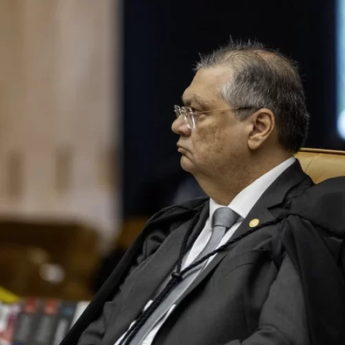 Dino se irrita em sessão: ‘Não admito me chamar de ladrão’