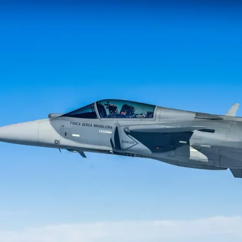 Brasil apresenta primeiro caça F-39 Gripen fabricado no país