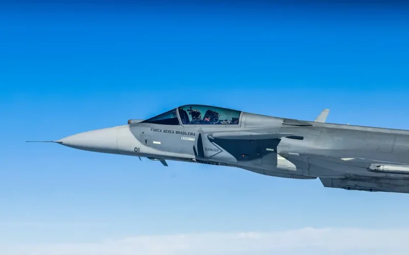 Brasil apresenta primeiro caça F-39 Gripen fabricado no país