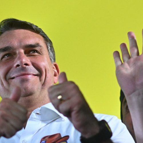 AME3412. GOIÂNIA (BRASIL), 06/10/2026.- El candidato a la presidencia de Brasil, Flávio Bolsonaro, reacciona durante el anuncio de respaldo del exgobernador conservador Goiás Ronaldo Caiado para la segunda vuelta de las elecciones brasileñas, este martes en Goiânia (Brasil). El exgobernador llamó a "derrotar al PT (Partido de los Trabajadores)" de Lula en la segunda vuelta de las presidenciales, entre los gritos de "ministro, ministro, ministro" de sus seguidores para que forme parte de un eventual gabinete del senador ultraderechista. EFE/ Andre Borges