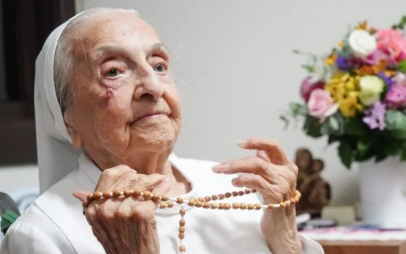 Freira brasileira se torna a pessoa mais velha do mundo; saiba idade