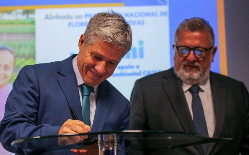 Ministro Paulo Teixeira assina acordo com Caixa para, por meio da agricultura familiar, recuperar áreas degradadas