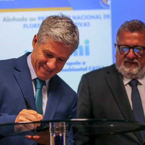 Ministro Paulo Teixeira assina acordo com Caixa para, por meio da agricultura familiar, recuperar áreas degradadas