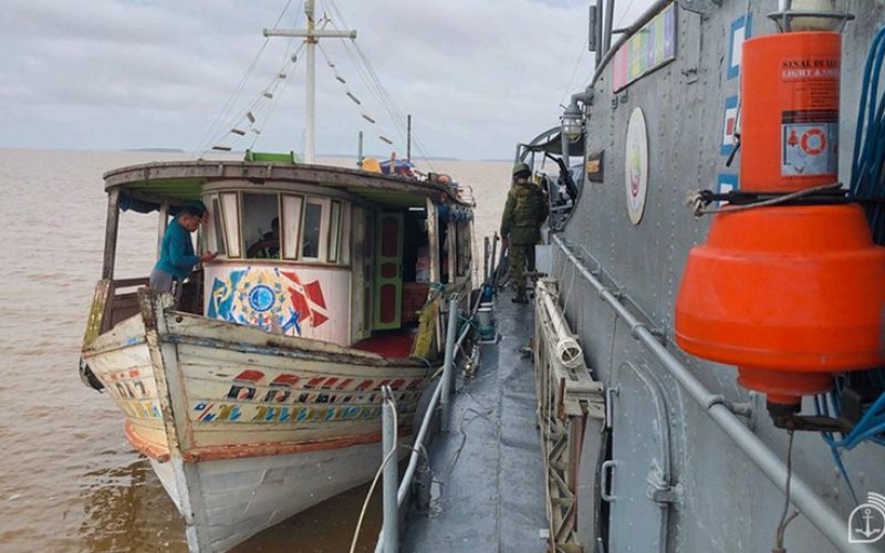 Marinha apreende embarcação com madeira ilegal no Pará