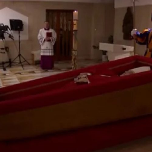 NO CAIXÃO: primeira imagem do Papa Francisco após a morte é divulgada pelo Vaticano