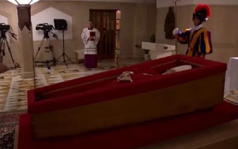 NO CAIXÃO: primeira imagem do Papa Francisco após a morte é divulgada pelo Vaticano