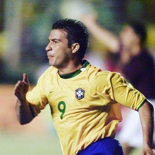 Ex-jogador Luizão é acusado pela namorada de agressão; pentacampeão apresenta outra versão à polícia