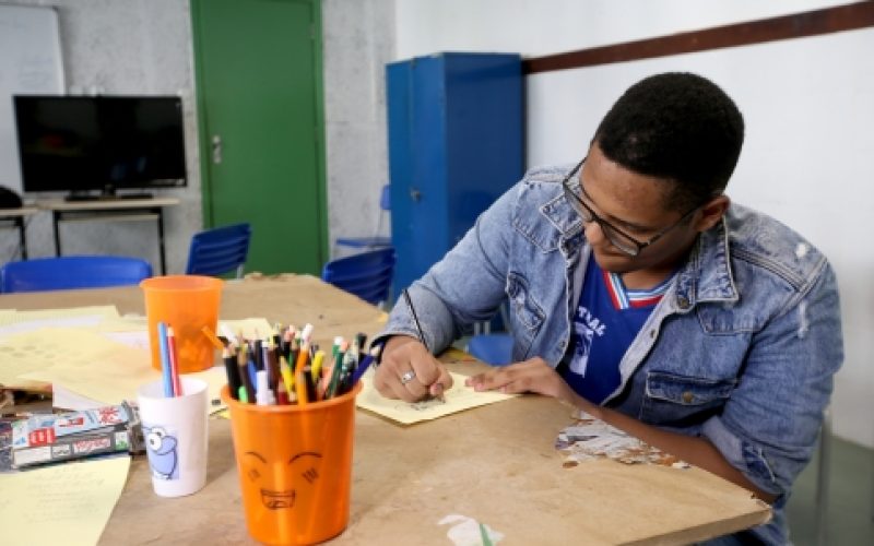 Estão abertas inscrições para oficinas presenciais e on-line dos Centros Juvenis de Ciência e Cultura
