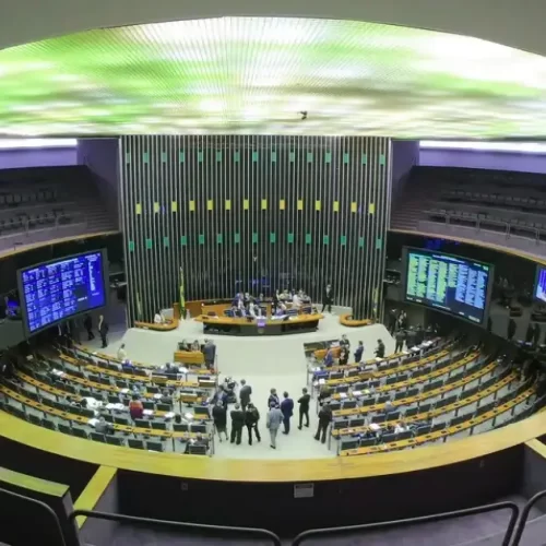 Deputados gastam ao menos R$ 279 mi da Câmara com aluguel de carros, barcos e aeronaves em 7 anos