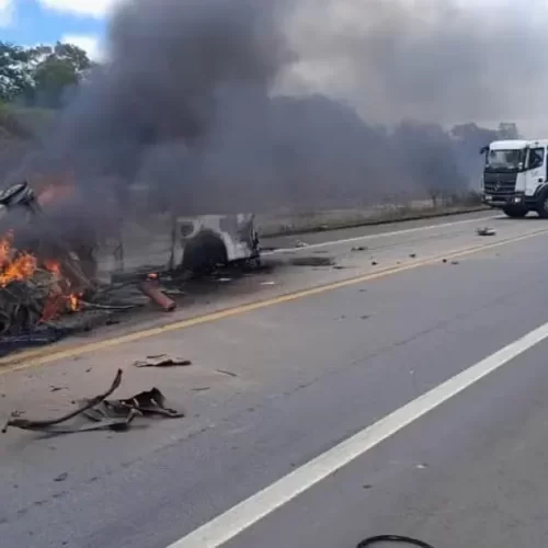 Dez pessoas morrem em acidente entre dois carros na divisa da Bahia com Espírito Santo
