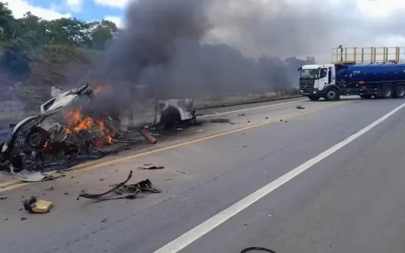 Dez pessoas morrem em acidente entre dois carros na divisa da Bahia com Espírito Santo