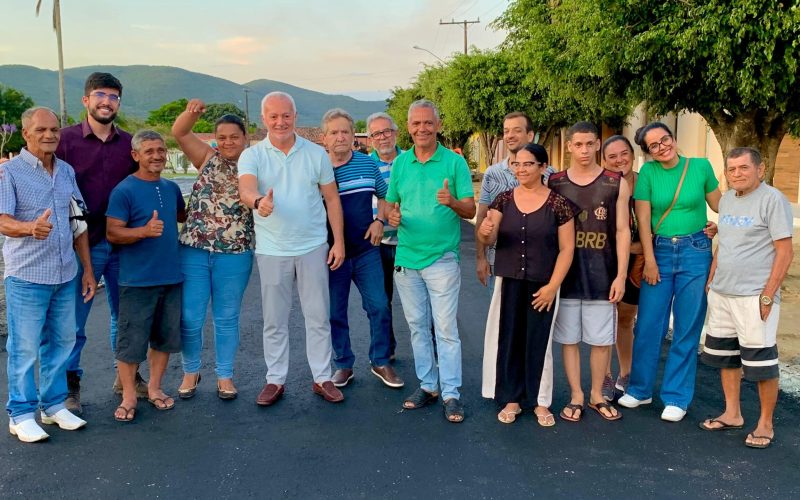 Deputado Bobô visita obras de pavimentação em Missão do Sahy