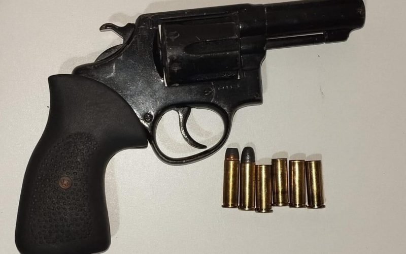 Apreensão de arma de fogo após resistência seguida de confronto policial em Campo Formoso