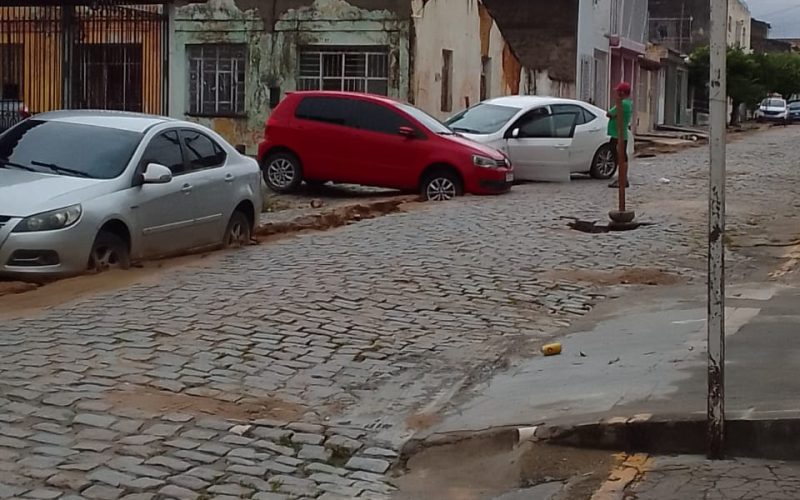 BONFIM:Três veículos atolados graças ao serviço suíno da embasa