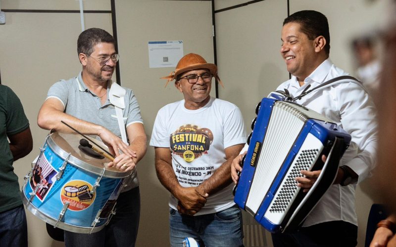 Prefeito e Vice-prefeito de Senhor do Bonfim são homenageados com instrumentos personalizados e símbolos culturais da cidade