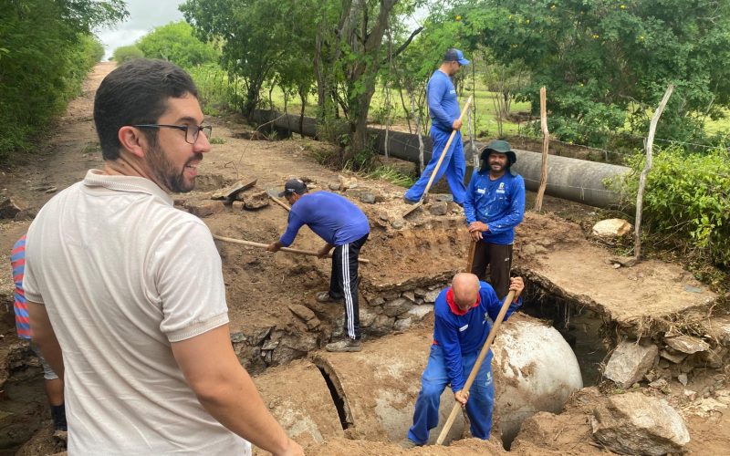 Prefeito Dr. André acompanha obras de reconstrução da ponte na estrada velha que liga Filadélfia a Ponto Novo