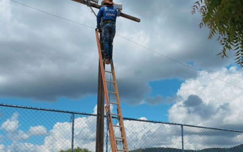 Prefeitura instala nova iluminação em LED da quadra de Várzea da Serra e beneficia comunidade