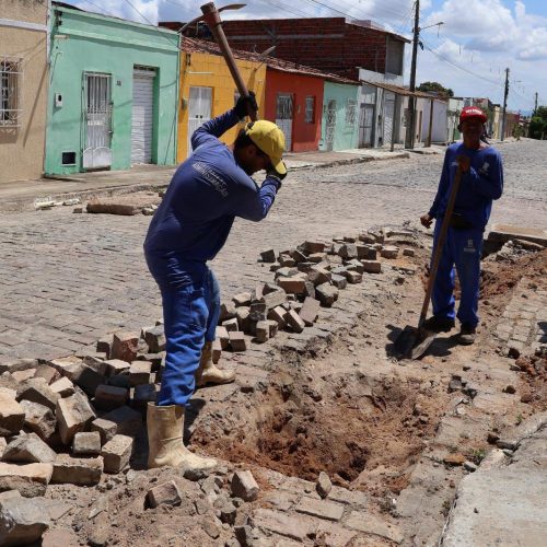 Prefeitura de Filadélfia realiza manutenção da rede de esgoto na Rua Alvino Maia