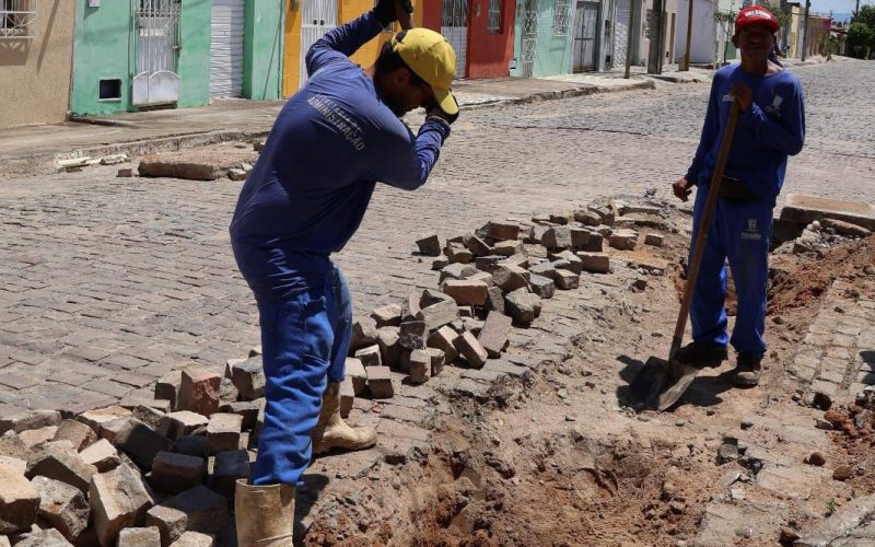 Prefeitura de Filadélfia realiza manutenção da rede de esgoto na Rua Alvino Maia