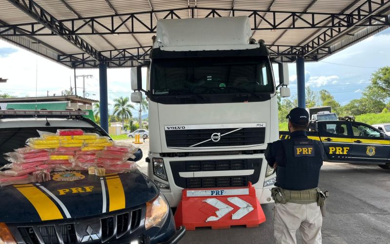 PRF apreende 37,8 kg de cocaína ao abordar um caminhão-trator, em Barreiras (BA)