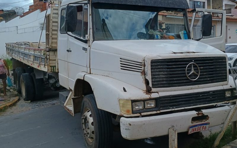 Caminhão interdita Rua Irecê